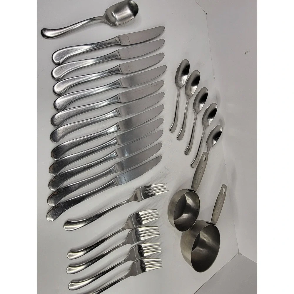 Oneida 18/10 Stainless Steel Flatware Set of 22 with 2 Measuring Cups - 24 piece